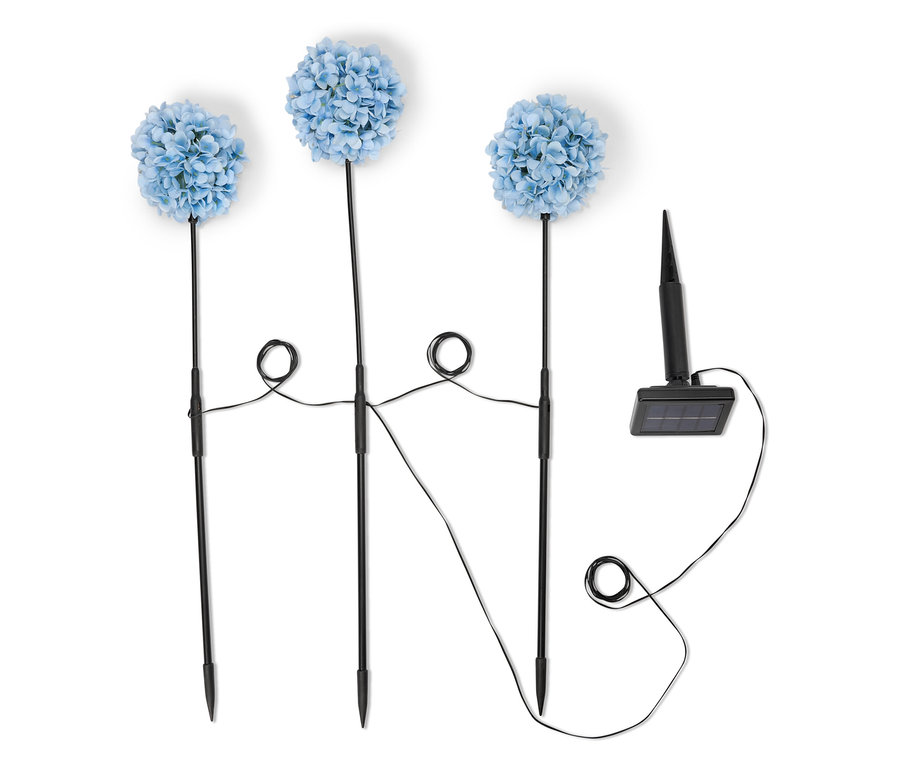 Tri modré solárne lampy hortenzie s čiernou tyčou a solárnym panelom na bielom pozadí.