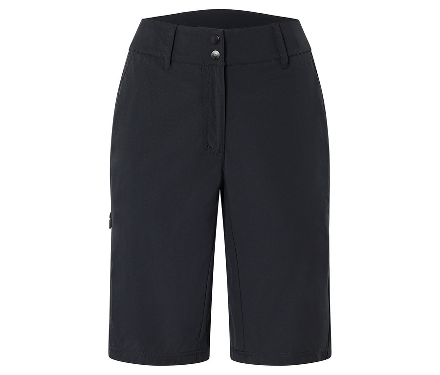 Tmavo modré šortky po kolená s dvoma gombíkmi v páse.