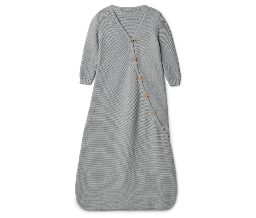 Sivý, pletený spací vak pre bábätká s gombíkmi na bielom pozadí.