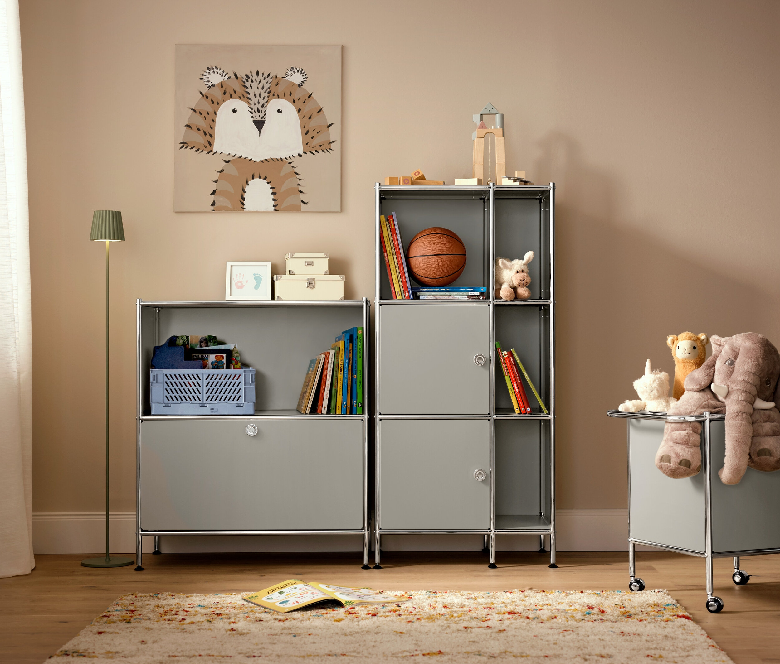 Zariadenie detskej izby s béžovým kobercom »Himalaya« a šalviovou LED akumulátorovou stojacou lampou do exteriéru.