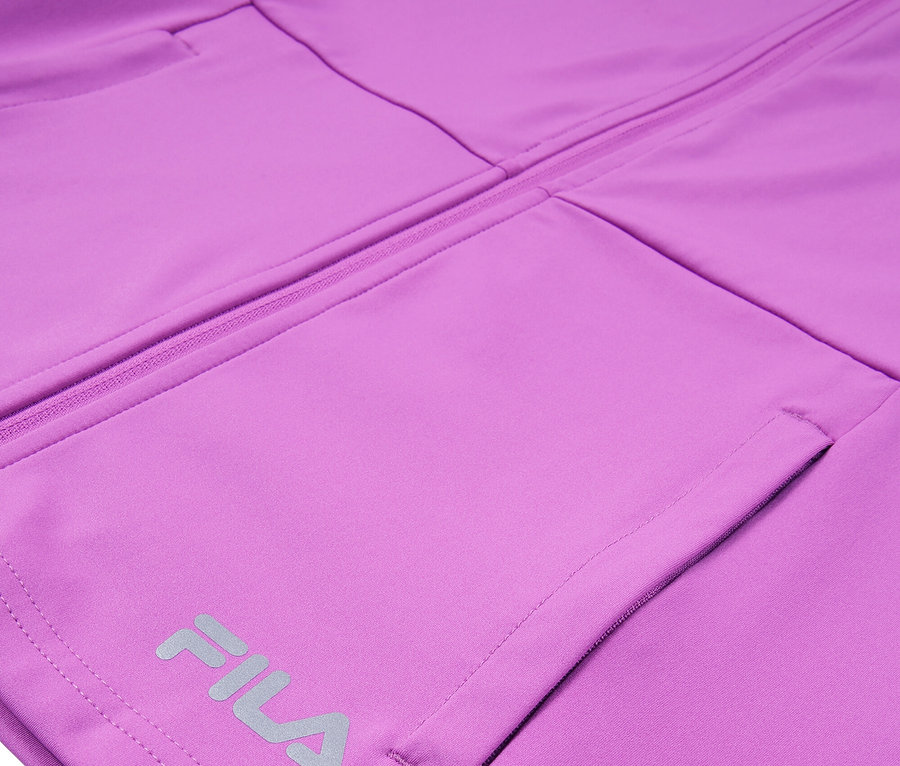 Detail fialovej bundy Fila so zipsom a vreckom.