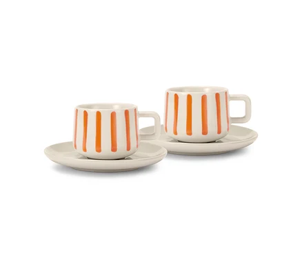 Dve krémové šálky na espresso s oranžovými pruhmi a podšálkami.