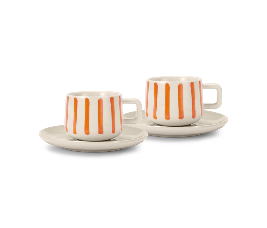 Dve krémové šálky na espresso s oranžovými pruhmi a podšálkami.