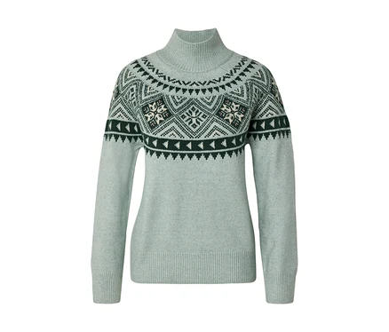 Svetlozelený rolákový sveter s tmavozeleným, bielym a svetlohnedým vzorom Fair Isle na ramenách a hornej časti hrudníka.