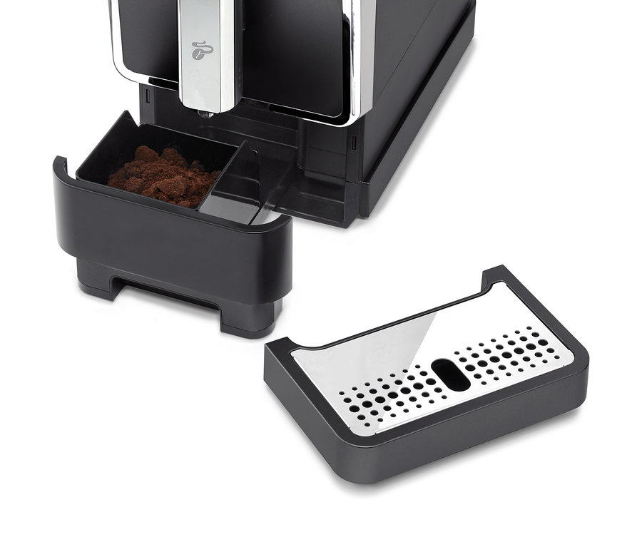 Detail automatického kávovaru Tchibo »Esperto Caffè« v antracitovej farbe s odkvapkávacou miskou.
