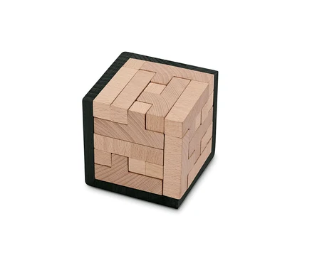 Detail drevenej IQ puzzle kocky v čiernom ráme.