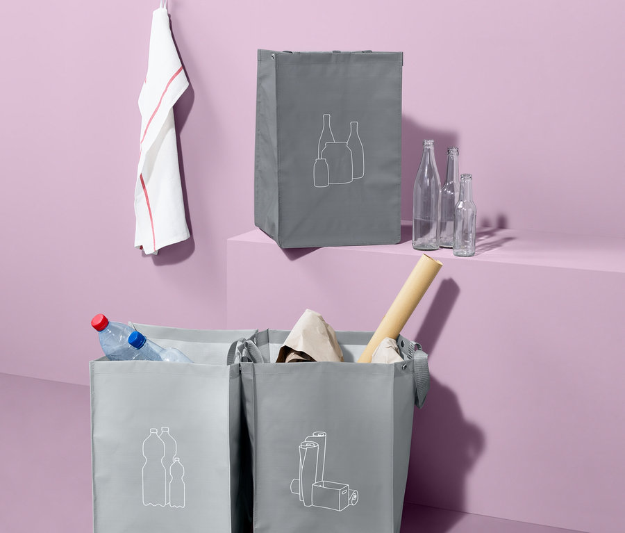Sivé tašky na triedenie recyklovateľného odpadu, 3 ks, s bielymi ikonami, plné recyklovateľných materiálov.