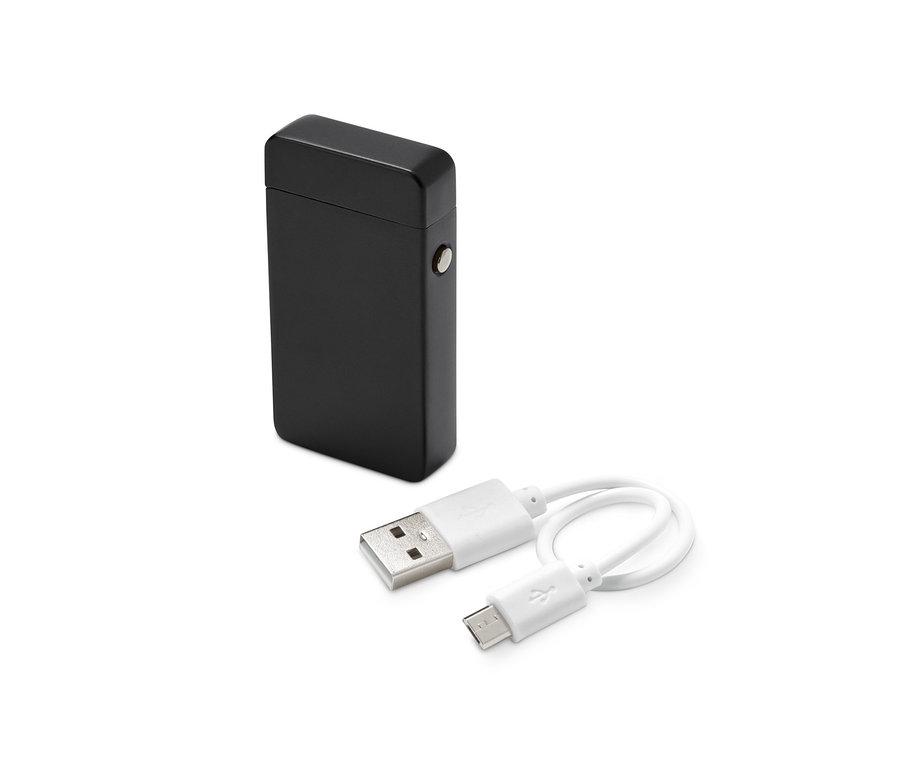 Čierny elektrický zapaľovač a biely USB kábel ležia na bielom pozadí.