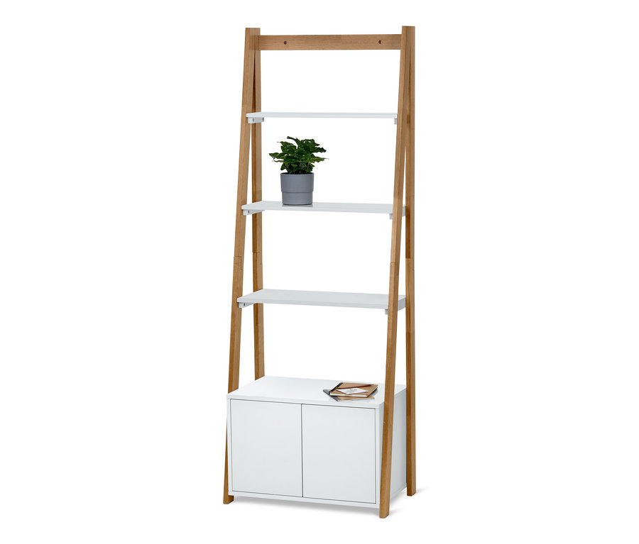 Rebríková polica so skrinkovou priehradkou, s dreveným rámom a bielymi policami. Na jednej z políc je malá rastlina v sivom kvetináči.