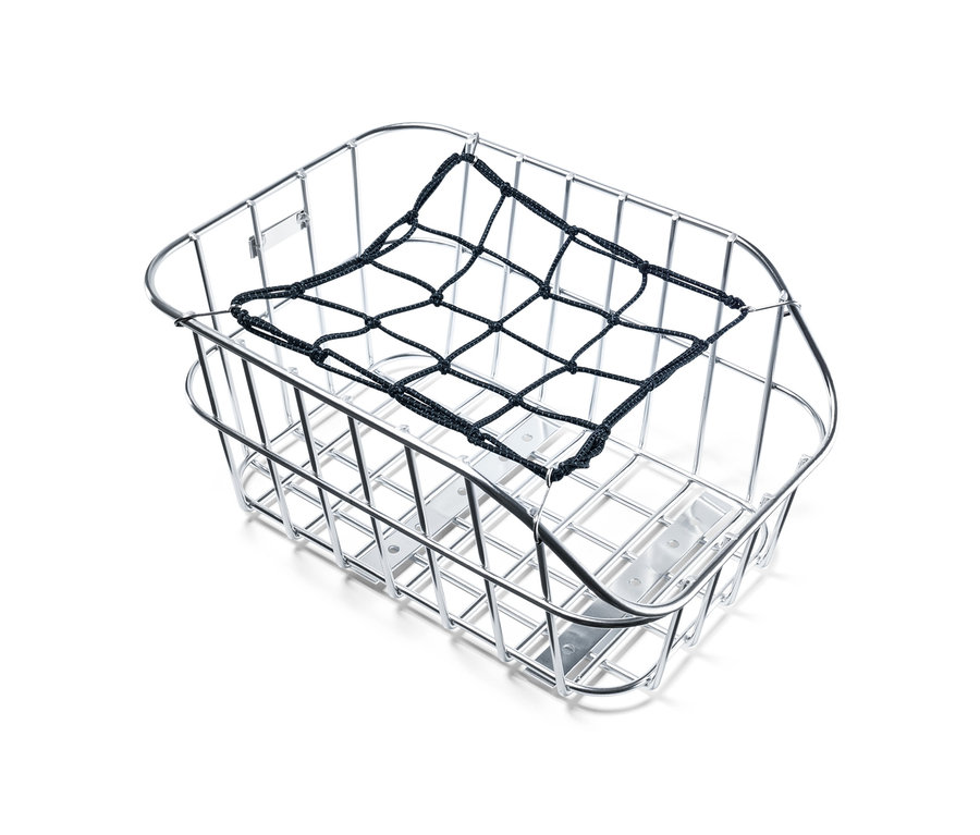 Čierna sieť na batožinu na bicykel je natiahnutá cez strieborný drôtený košík.