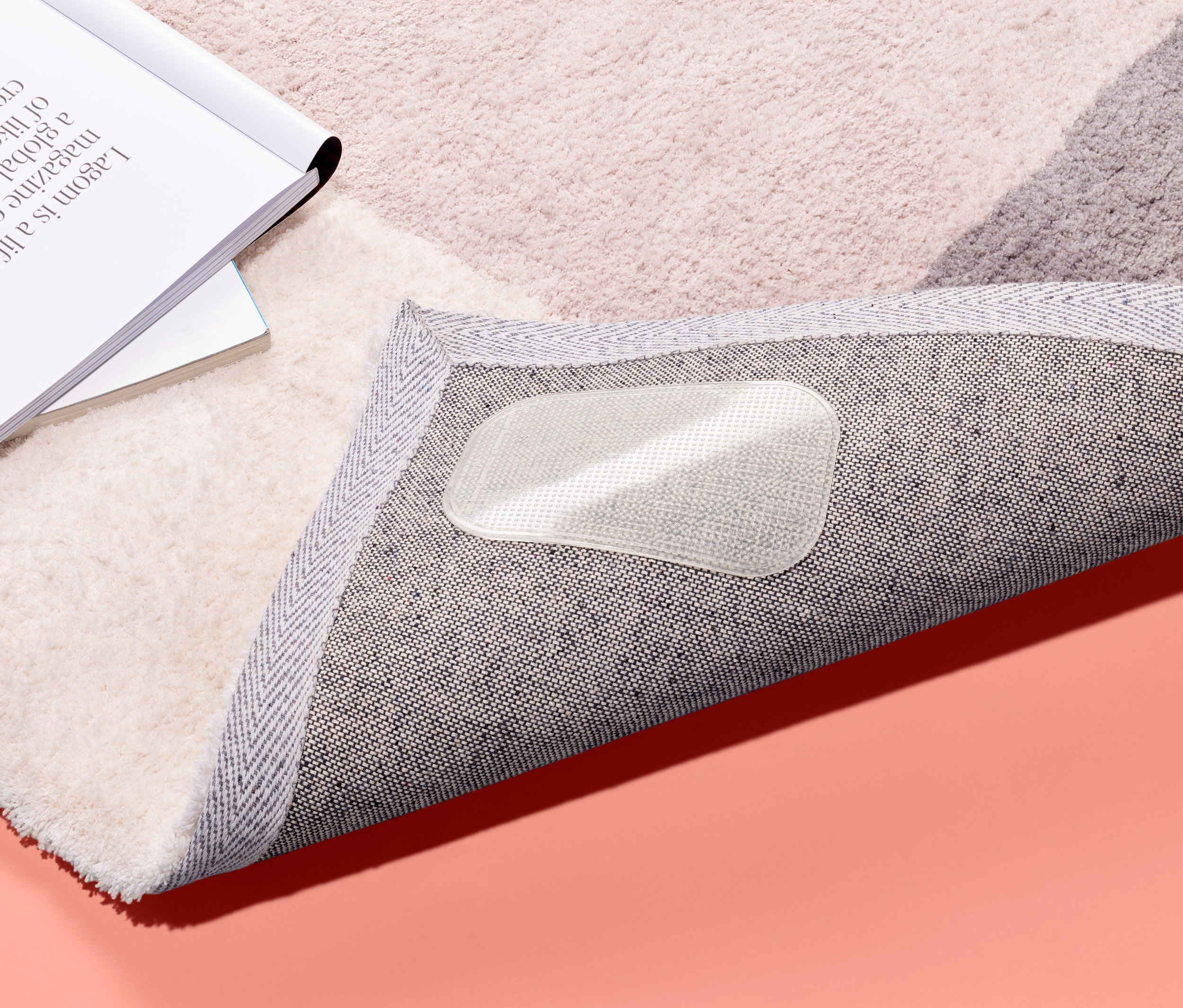 Detail koberca s jednou prilepenou protišmykovou podložkou pod koberec, 4 ks.