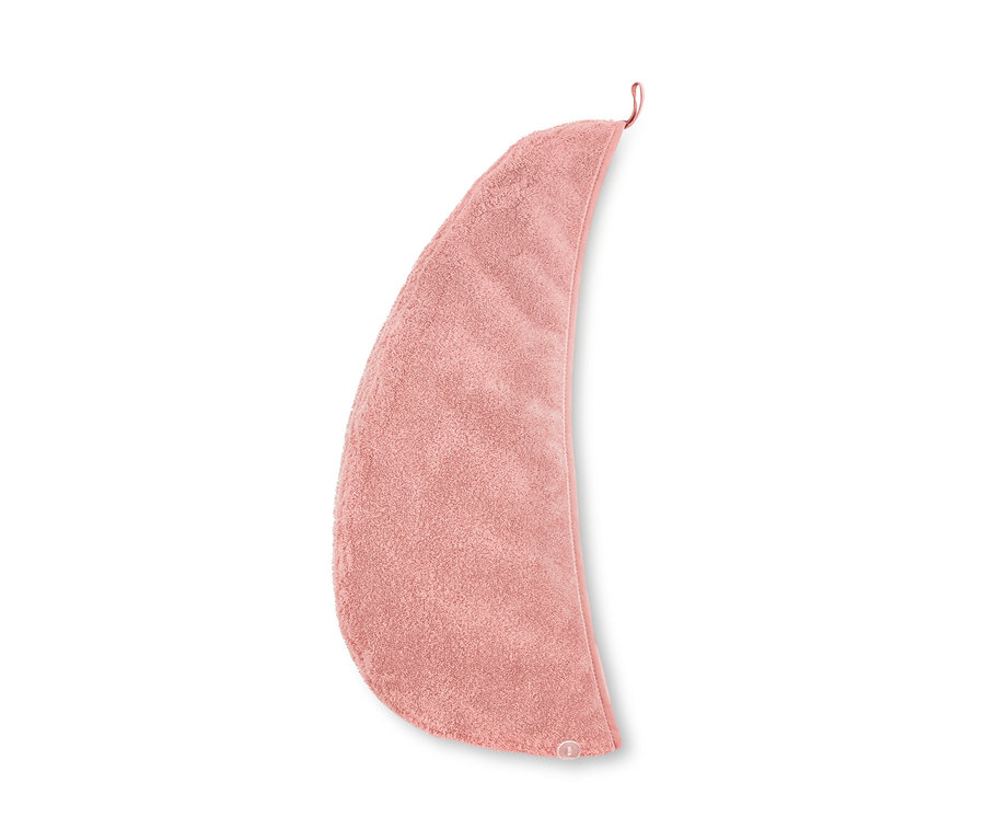 Ružový uterákový turban na bielom pozadí.