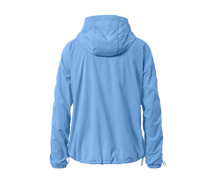 Modrá vodoodpudivá vetrovka s kapucňou zozadu.