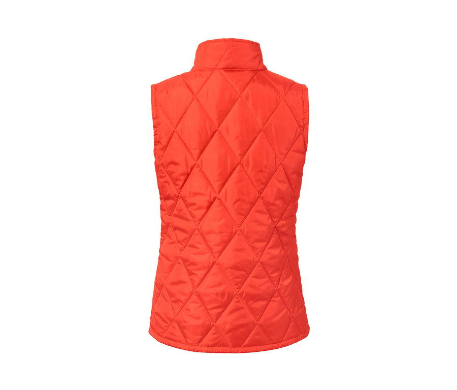 Detail zadnej časti červenej prešívanej vesty, ktorá je súčasťou kabáta do dažďa s vestou 3 v 1.