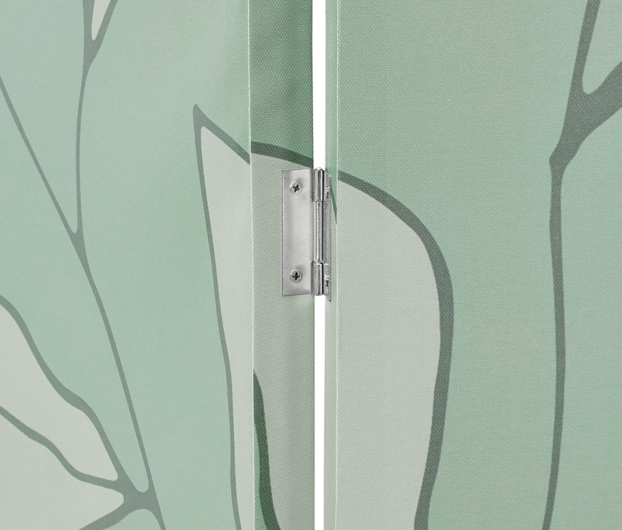 Detailný záber na paraván so striebornými pántmi a vzorom listov.