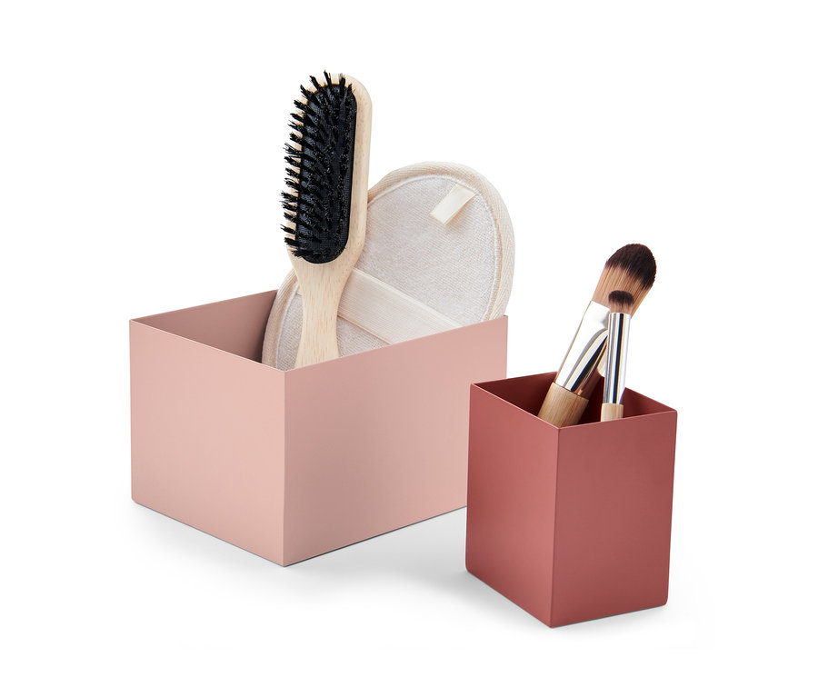 Dve dekoratívne nádobky z kovu, v jednej kefa a hubka, v druhej štetce na make-up.