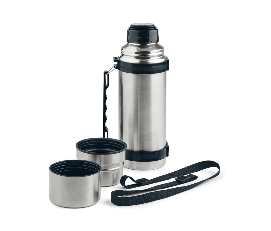 Strieborná termoska s 2 pohárikmi a čiernym popruhom leží na bielom pozadí.