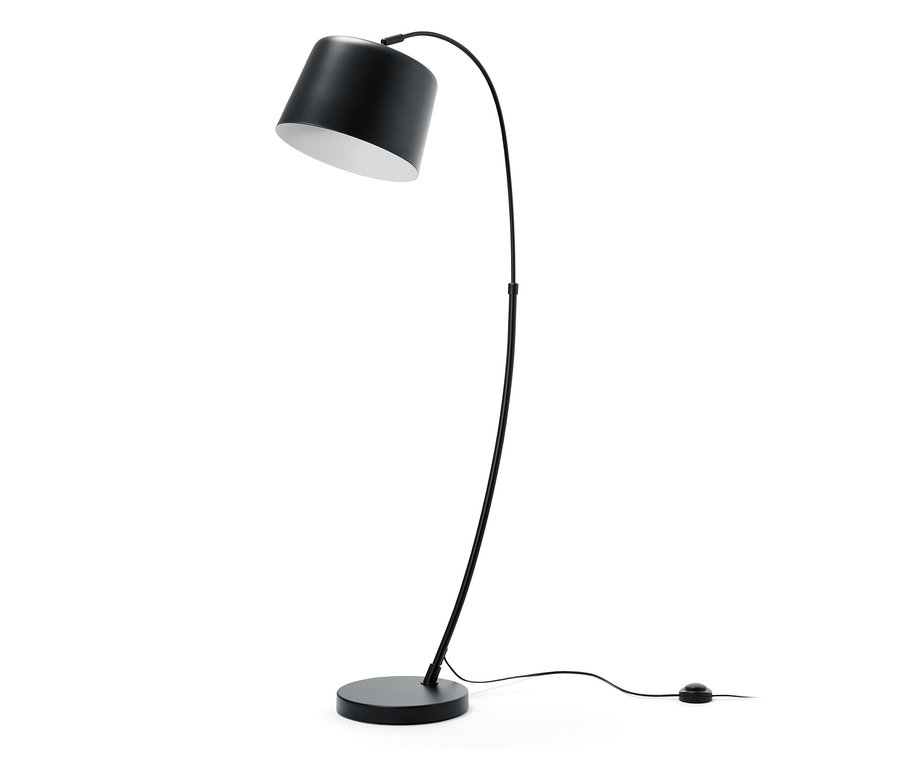 Čierna oblúková lampa z kovu s okrúhlou základňou.