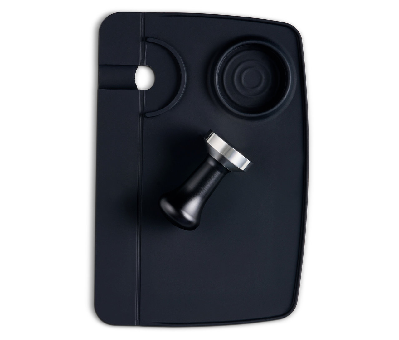 Čierna tampovacia podložka s tampovacím nástrojom na kávu.