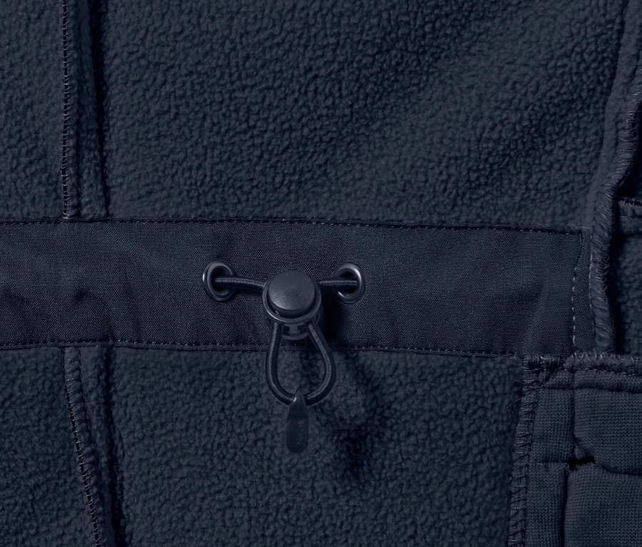 Detailný záber na tmavomodrý softshellový kabát so sťahovacou šnúrkou.