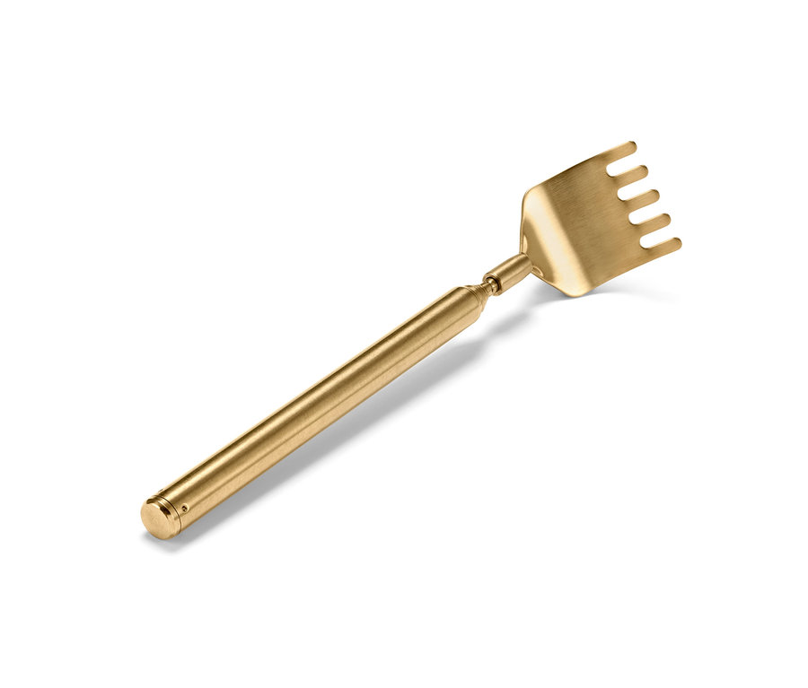 Zlaté škrabadlo na chrbát na bielom pozadí.