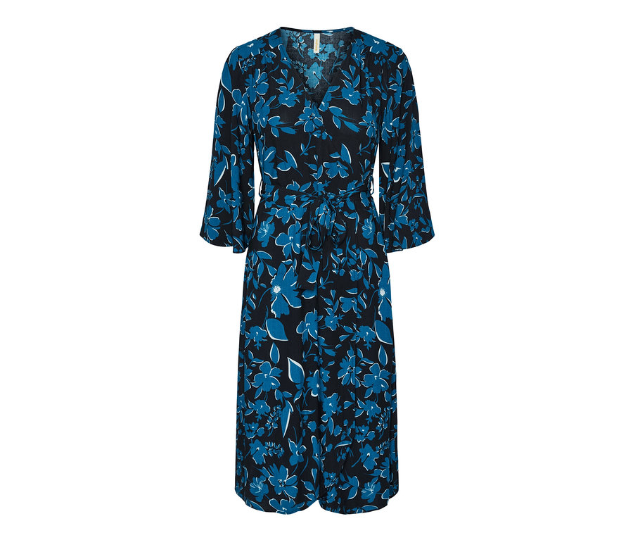 Čierne šaty s modrou kvetinovou potlačou a trojštvrťovými rukávmi. Zaväzovací opasok v páse.