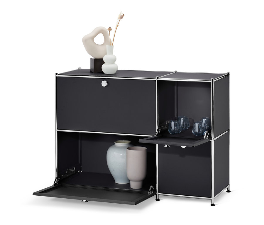 Čierna odkladacia skrinka »CN3« so 4 výklopnými dvierkami s vázami a pohármi.