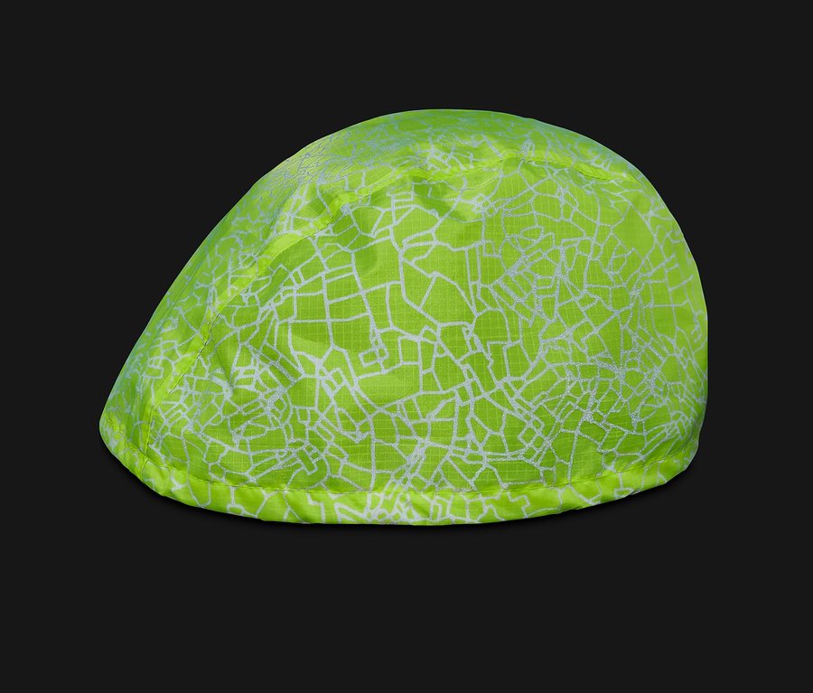 Neónovo zelený obal na cyklistickú prilbu s bielym geometrickým vzorom.