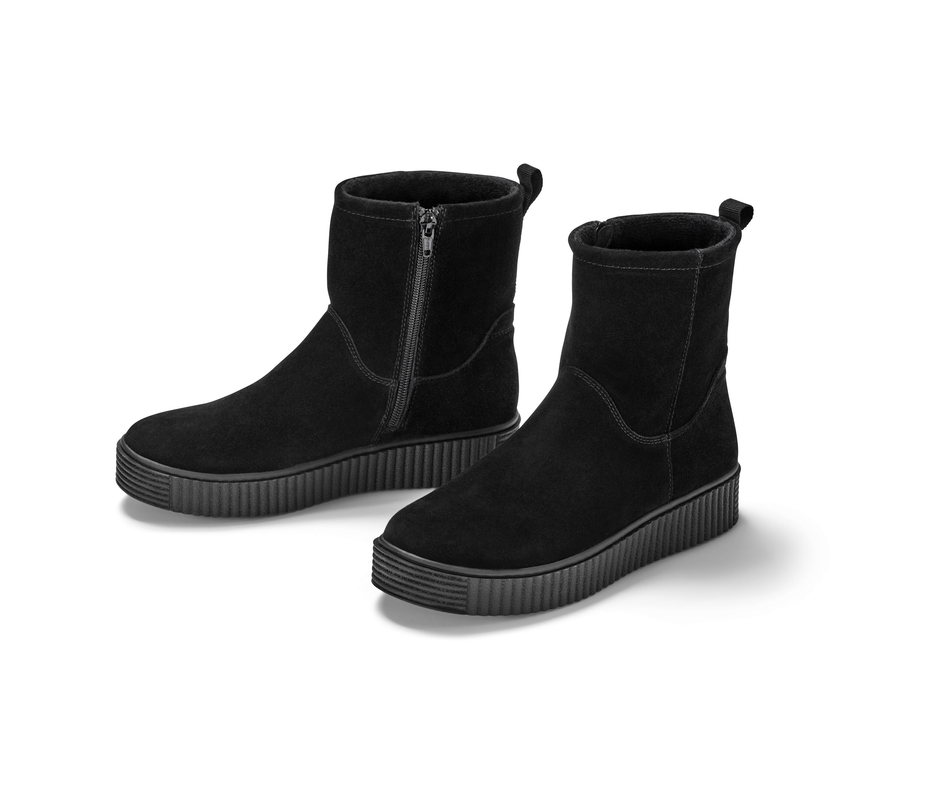 Dve čierne topánky z velúrovej kože na bielom pozadí.