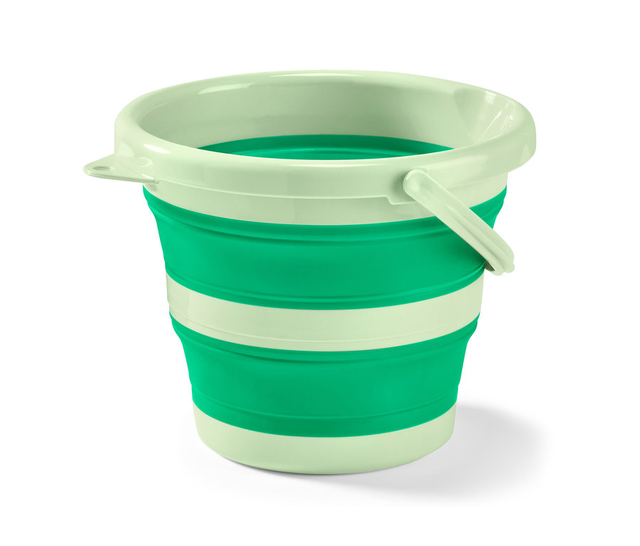 Zeleno-biele skladacie vedro na bielom pozadí.