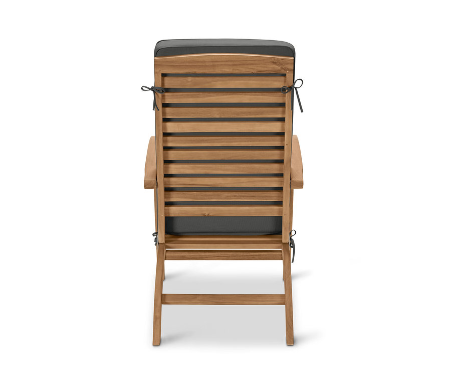 Pohľad zozadu na záhradné ležadlo s mäkkou poduškou.