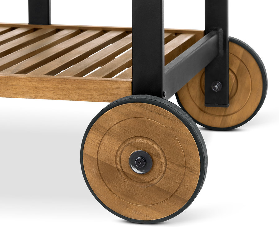 Detail grilovacieho vozíka Elin s drevenými kolieskami a čiernym rámom.
