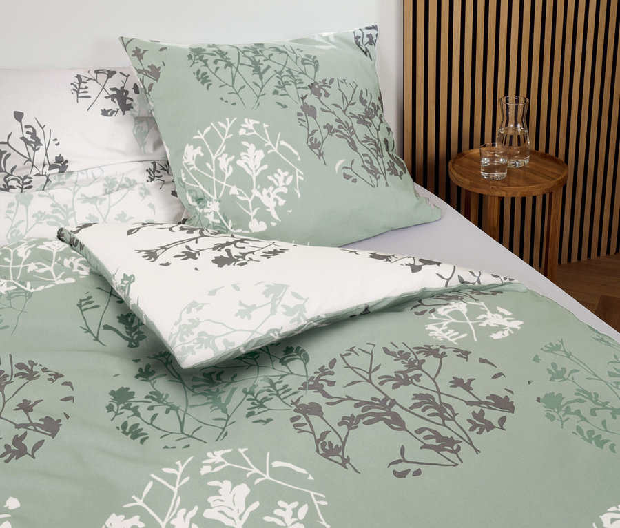 Detailný pohľad na mätové posteľné obliečky renforcé štandardnej veľkosti a nadmernej veľkosti s kvetinovým vzorom.