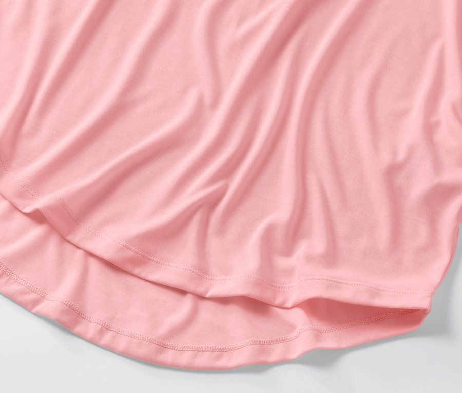 Detail svetloružového dlhého trička.