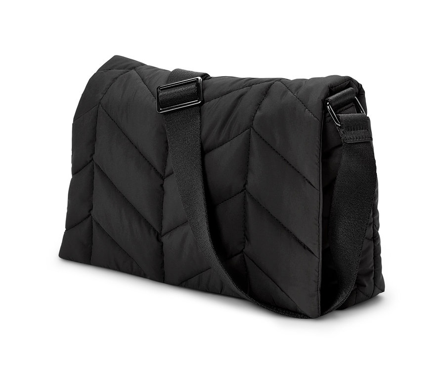 Detailný pohľad na prešívanú tašku na plece v čiernej farbe.