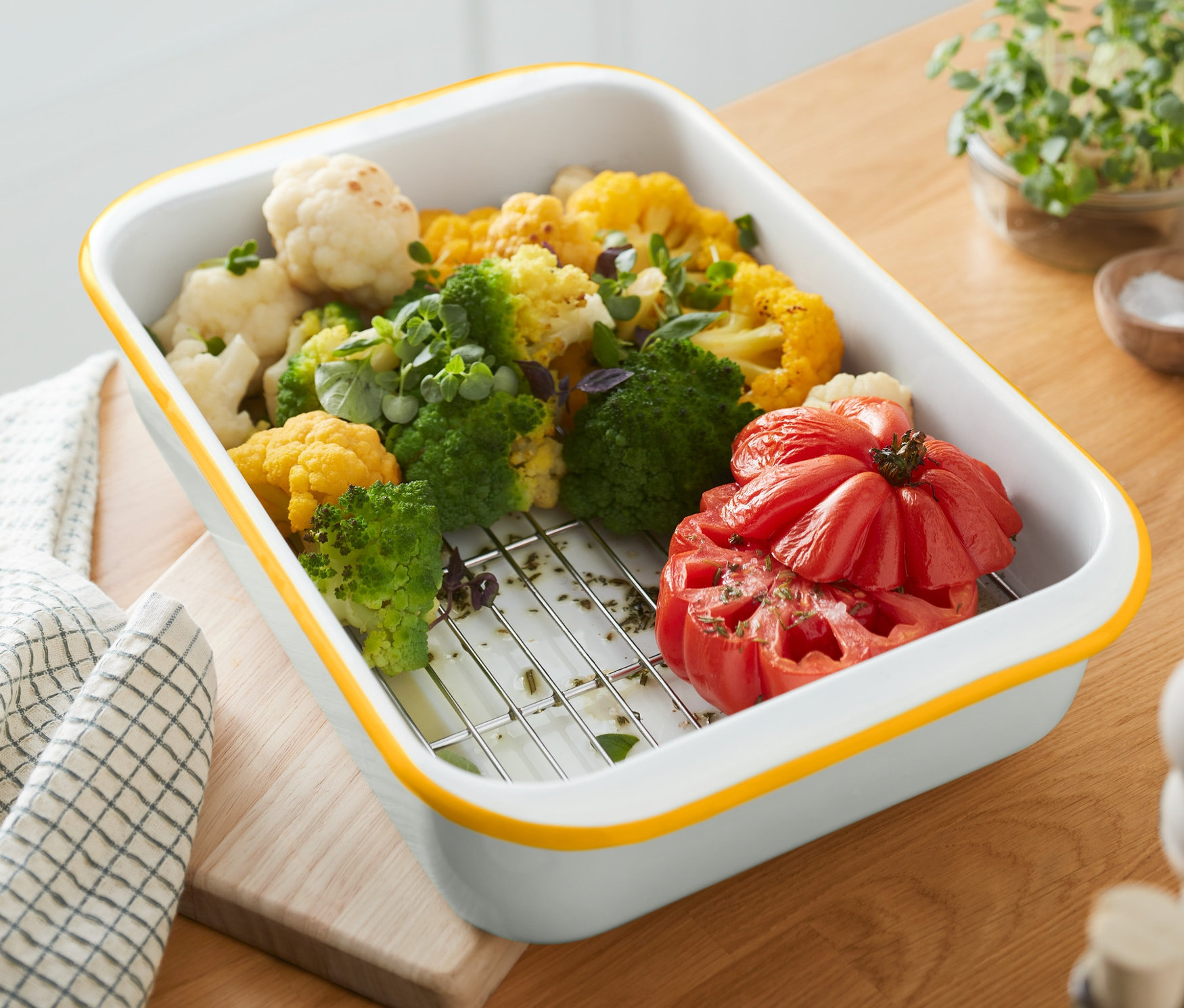 Zelenina v smaltovanej forme na zapekanie s mriežkou.