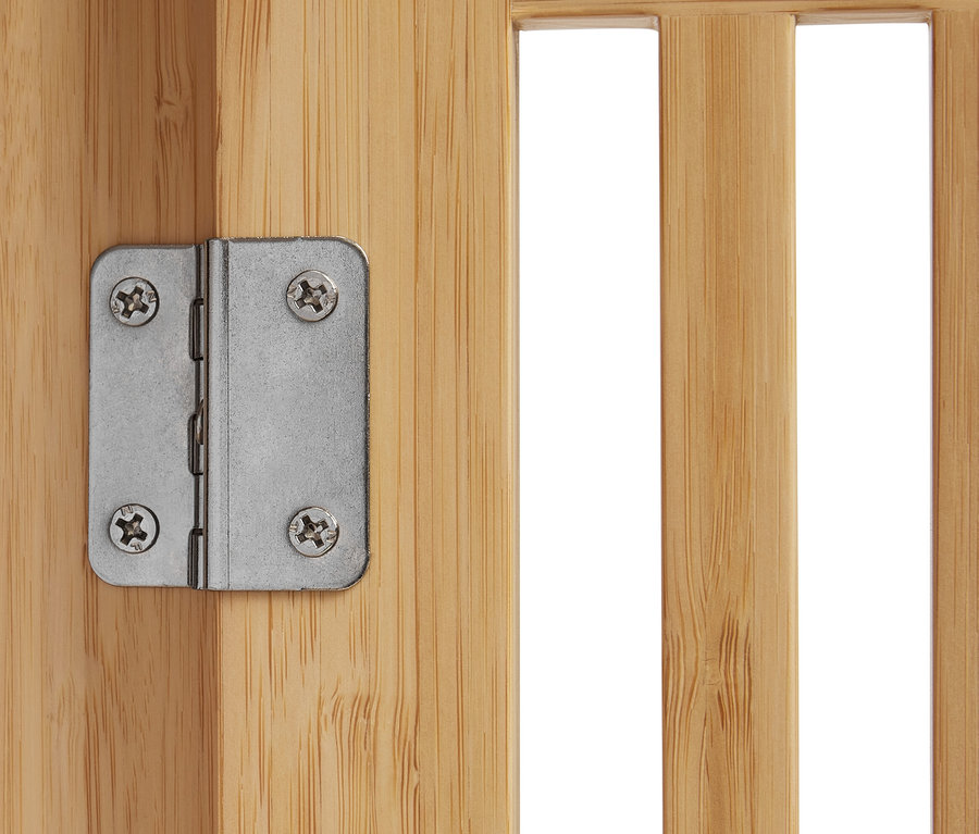 Detail police na odkladanie v škandinávskom dizajne s pántom.