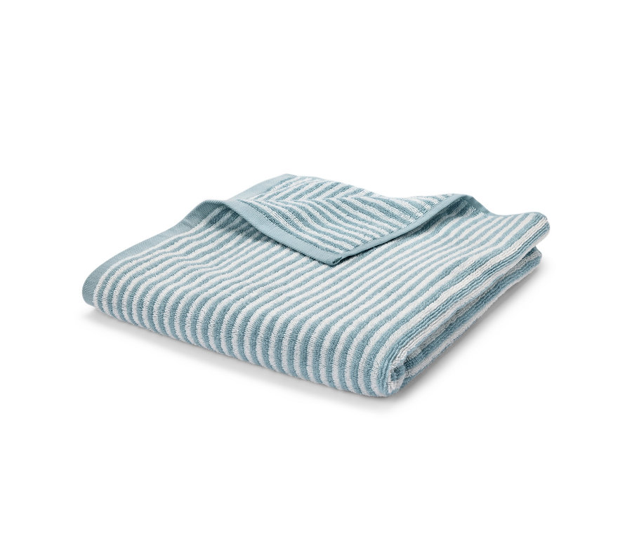 Zložená kvalitná modrá osuška.