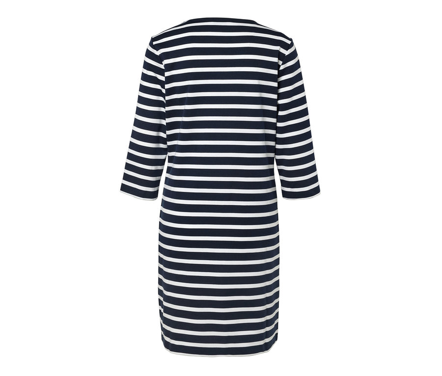 Pohľad zozadu na prúžkované šaty z teplákoviny s trojštvrťovými rukávmi.