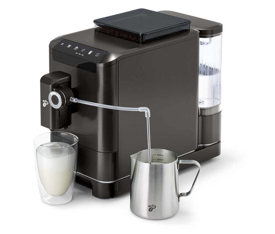 Kávovar »Esperto 2 Milk« Granite Black plní mlieko do pohára.