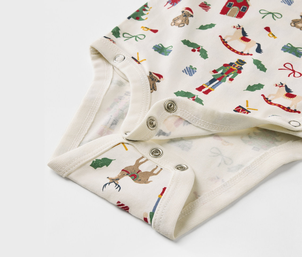 Detail detského body s vianočnou potlačou.