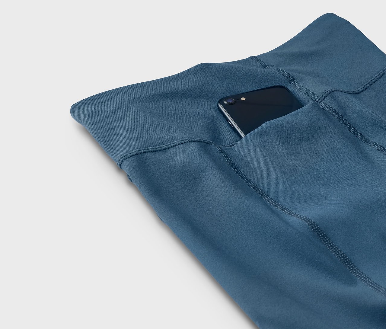 Modré legíny s telefónom vo vrecku.