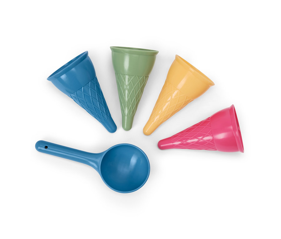 Zmrzlinárske formičky do piesku a modrá lopatka na bielom pozadí.