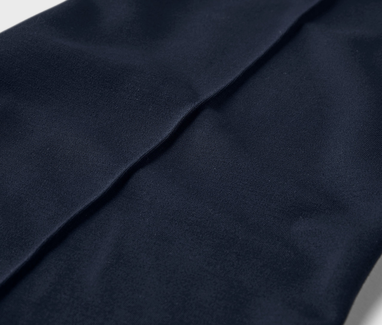 Detailný záber na džersejové nohavice so zámikom.