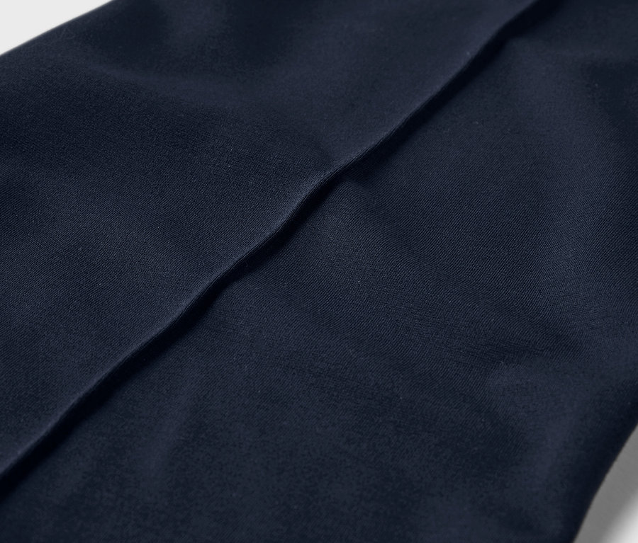 Detailný záber na džersejové nohavice so zámikom.