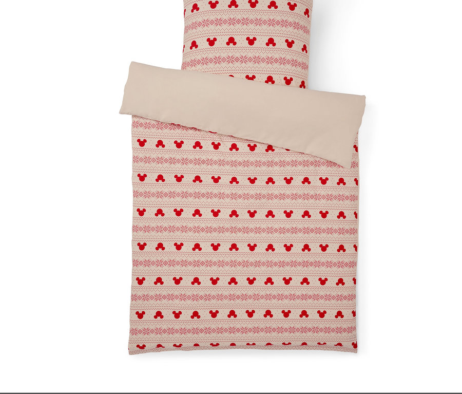 Posteľná bielizeň s motívom Mickey Mouse na bielom pozadí.