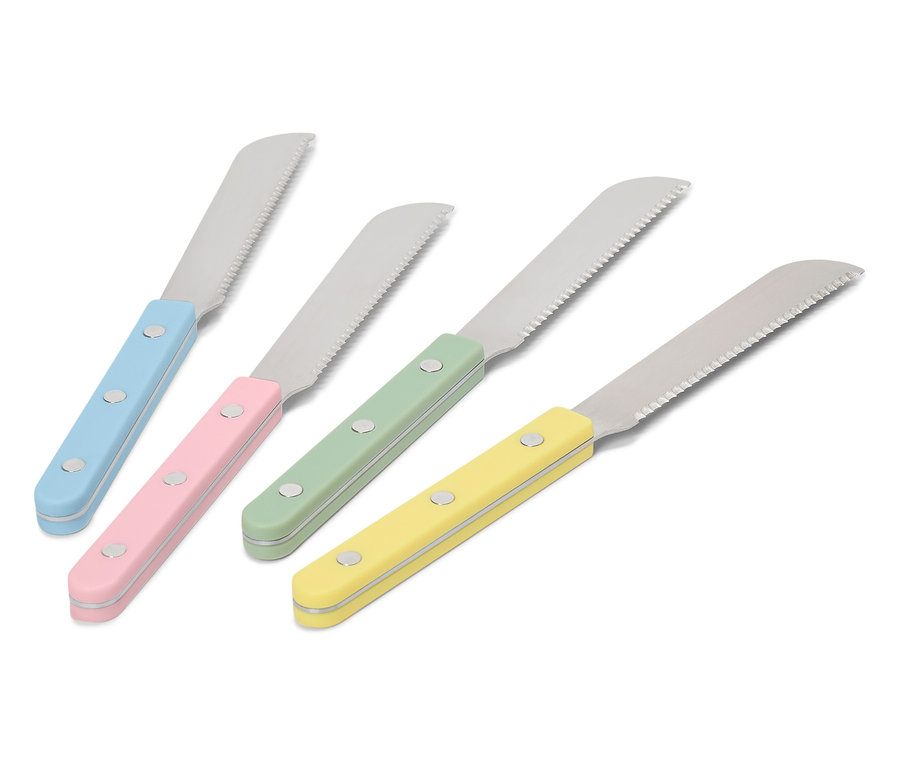 Štyri nože na maslo s pastelovými rúčkami usporiadané na bielom pozadí.