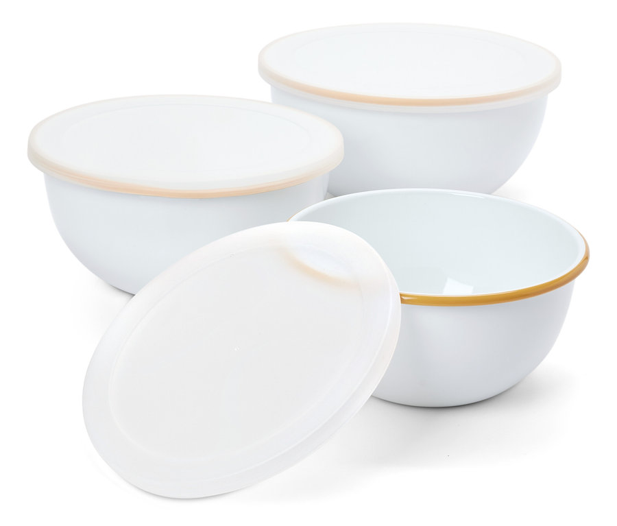 Tri biele misky s vrchnákmi na bielom pozadí.