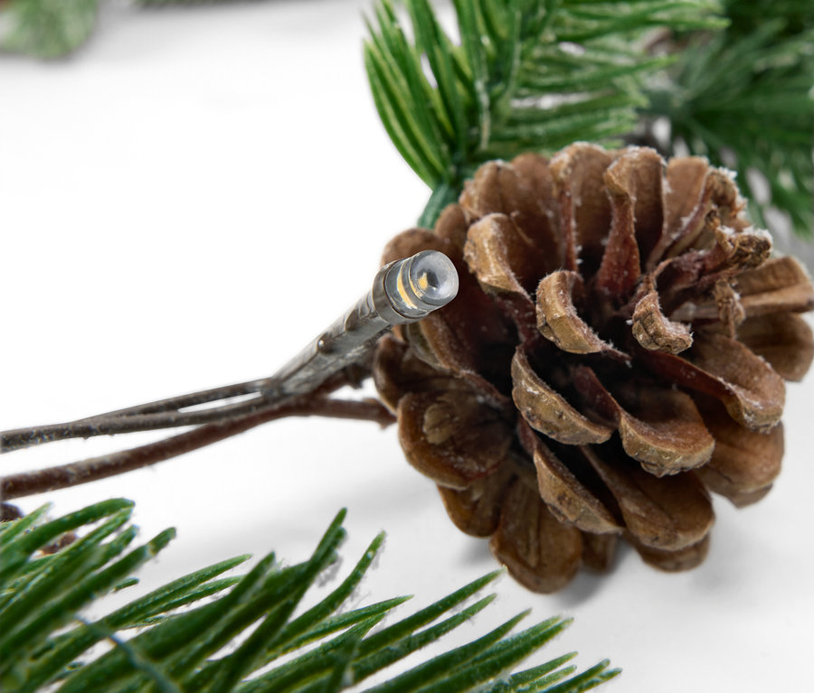 Detail svetelnej reťaze so šiškou a ihličím.