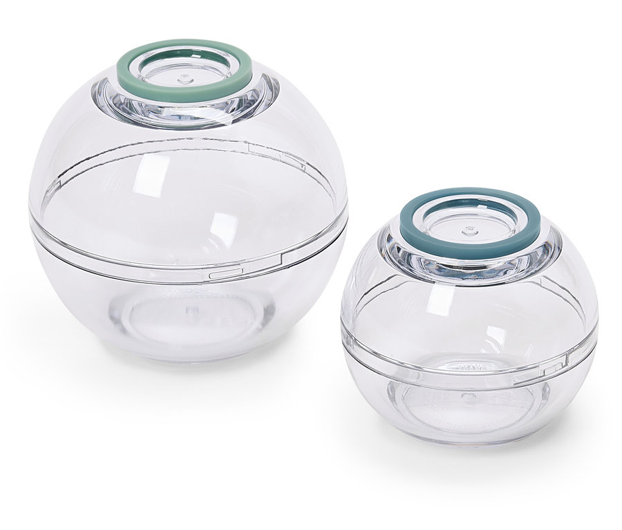 Dve okrúhle priehľadné nádoby s modrozelenými viečkami.